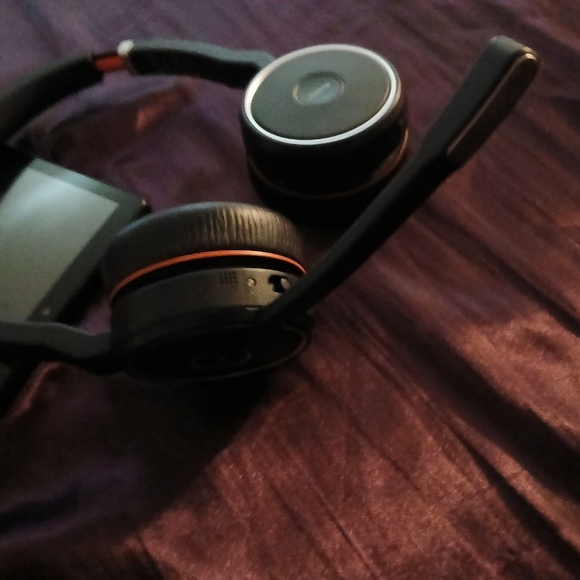 Jabra Wireless Headphones - Picture 3 of 6